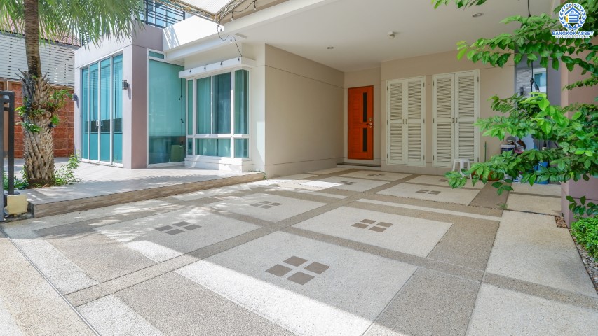 บ้านเดี่ยวมือสองย่านนนทบุรี ม.บางกอก บูเลอวาร์ด ราชพฤกษ์-พระราม5 หลังมุม! เนื้อที่ 56 ตร.ว. ตกแต่ง Built-in ฟังก์ชัน 3 ห้องนอน 4 ห้องน้ำ 2 ที่จอกรถ พร้อมอยู่ บนทำเลเดินทางสะดวก ติดถนนราชพฤกษ์ ใกล้วงเวียนพระราม 5 , The Walk ราชพฤกษ์...